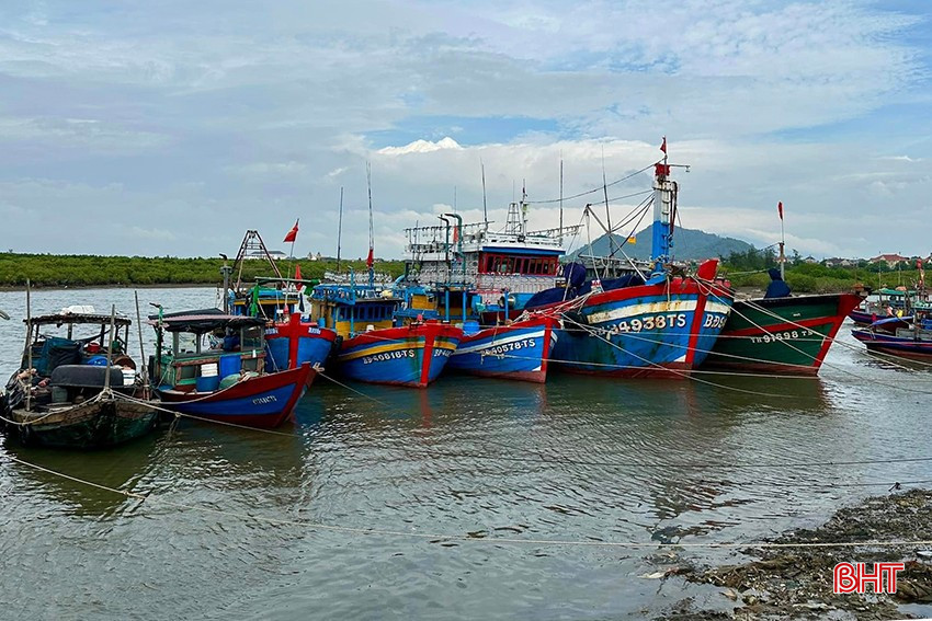 Tàu thuyền đang neo đậu an toàn tại khu neo đậu tránh trú bão Cửa Sót, xã Thạch Kim, huyện Lộc Hà. bao-1.jpg
