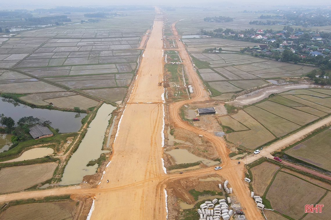 Toàn cảnh tuyến cao tốc Bắc – Nam qua Hà Tĩnh nhìn từ trên cao