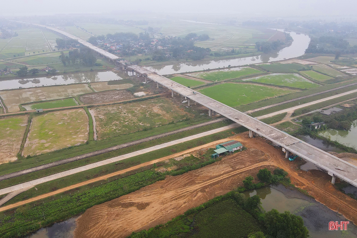 Toàn cảnh tuyến cao tốc Bắc – Nam qua Hà Tĩnh nhìn từ trên cao