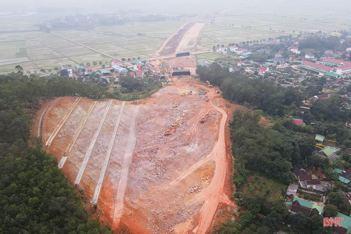 Toàn cảnh tuyến cao tốc Bắc – Nam qua Hà Tĩnh nhìn từ trên cao