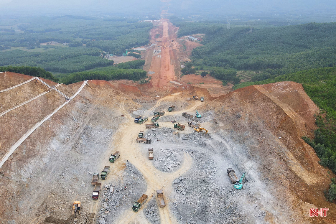 Toàn cảnh tuyến cao tốc Bắc – Nam qua Hà Tĩnh nhìn từ trên cao