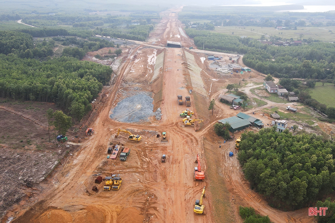 Toàn cảnh tuyến cao tốc Bắc – Nam qua Hà Tĩnh nhìn từ trên cao