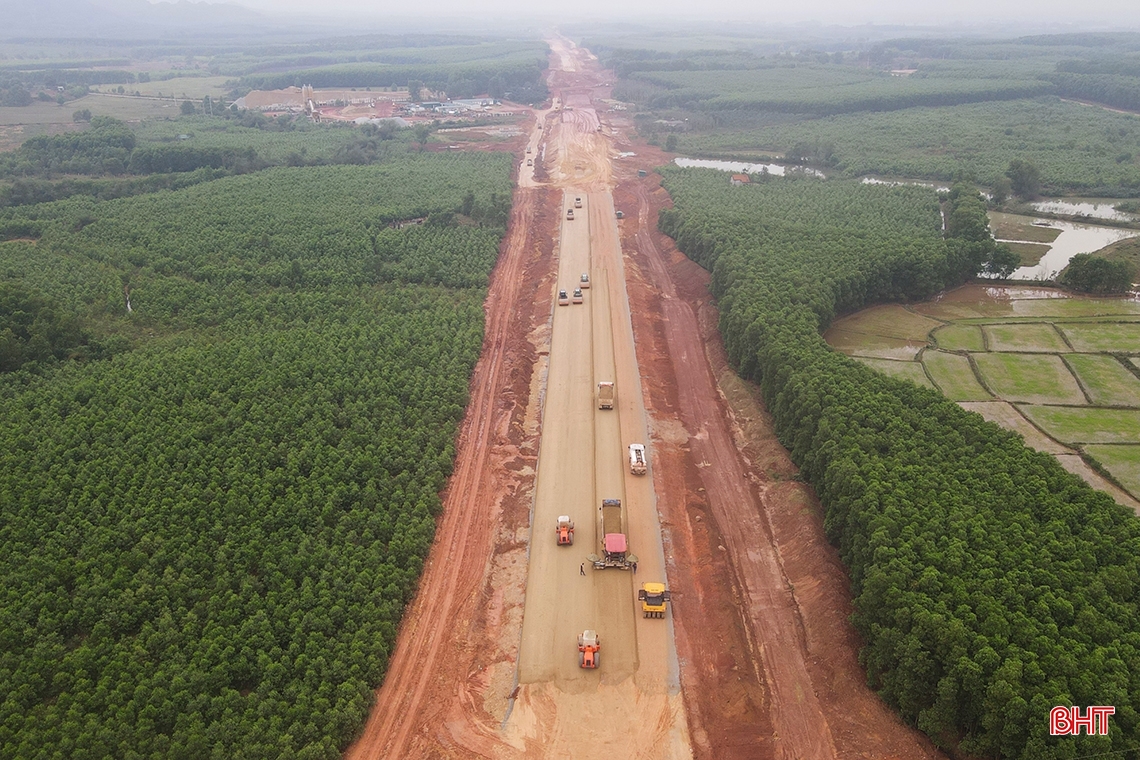 Toàn cảnh tuyến cao tốc Bắc – Nam qua Hà Tĩnh nhìn từ trên cao