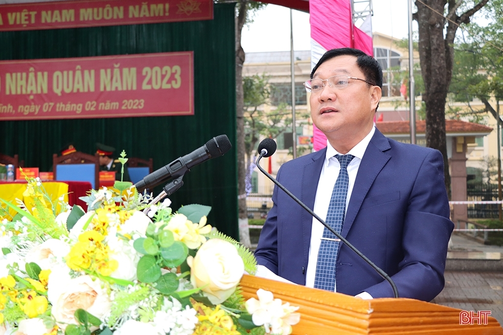 Phó Tổng Tham mưu trưởng QĐND Việt Nam và Chủ tịch UBND tỉnh dự lễ giao quân tại Đức Thọ