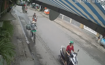 Tai nạn hy hữu: Pha xoay người của chị đồng nát khiến người đàn ông lĩnh trọn hậu quả