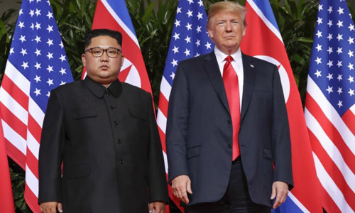 Lãnh đạo Triều Tiên Kim Jong-un (trái) và Tổng thống Mỹ Donald Trump tại hội nghị thượng đỉnh Mỹ - Triều hôm 12/6 ở Singapore, nơi hai bên cam kết thực hiện các bước hướng tới phi hạt nhân hóa. Ảnh: AP. Triều Tiên không phi hạt nhân hóa tới khi có tuyên bố kết thúc chiến tranh