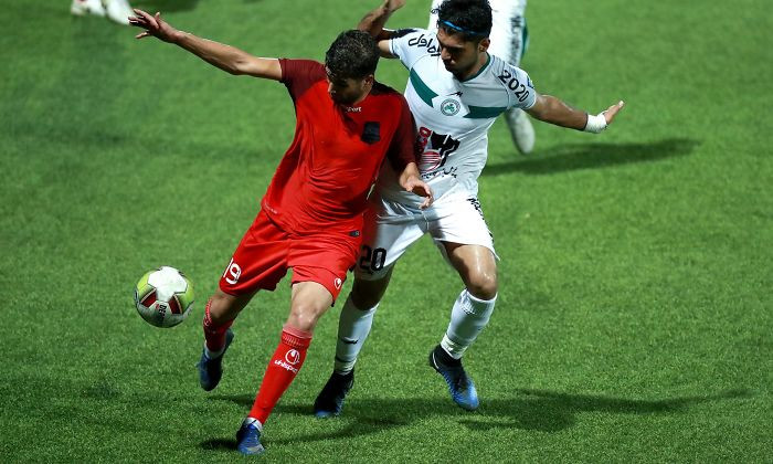 Nữ phóng viên thể thao Iran gây chú ý khi leo mái nhà tác nghiệp