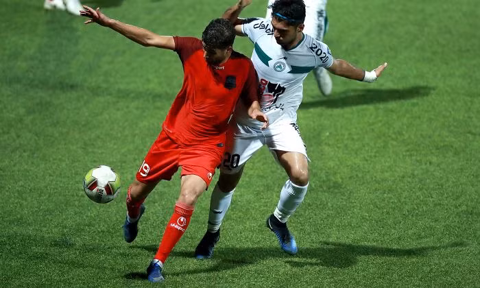 Nữ phóng viên thể thao Iran gây chú ý khi leo mái nhà tác nghiệp