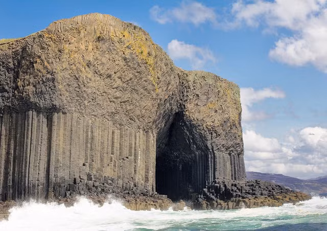 Lạc lối trong 8 hang động biển đẹp nhất thế giới