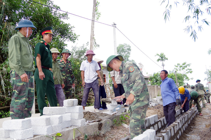 60 chiến sỹ hành quân dã ngoại giúp dân xây dựng nông thôn mới