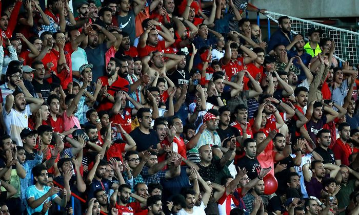 Nữ phóng viên thể thao Iran gây chú ý khi leo mái nhà tác nghiệp