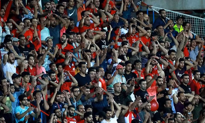 Nữ phóng viên thể thao Iran gây chú ý khi leo mái nhà tác nghiệp