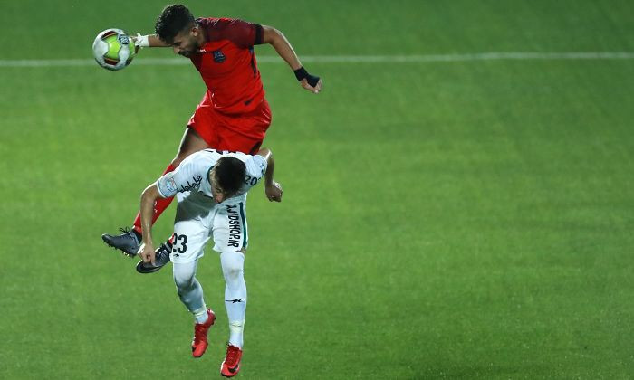 Nữ phóng viên thể thao Iran gây chú ý khi leo mái nhà tác nghiệp