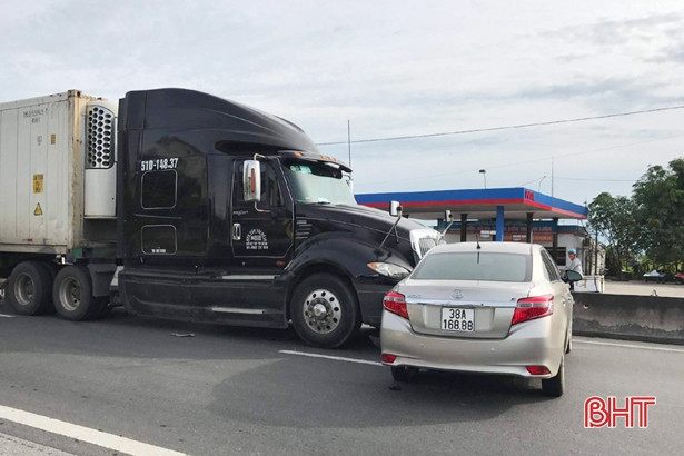 “Vượt mặt” container, Toyota Vios bị đâm móp đầu, tài xế thoát nạn