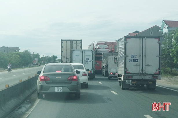 “Vượt mặt” container, Toyota Vios bị đâm móp đầu, tài xế thoát nạn