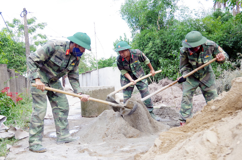 60 chiến sỹ hành quân dã ngoại giúp dân xây dựng nông thôn mới