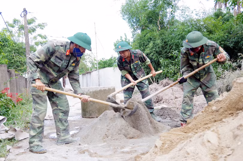60 chiến sỹ hành quân dã ngoại giúp dân xây dựng nông thôn mới