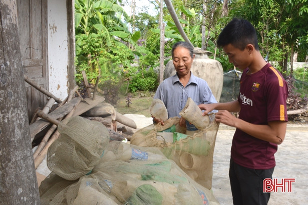 Các nhà hảo tâm hỗ trợ cậu học trò nghèo làm thủ tục vào trường đại học