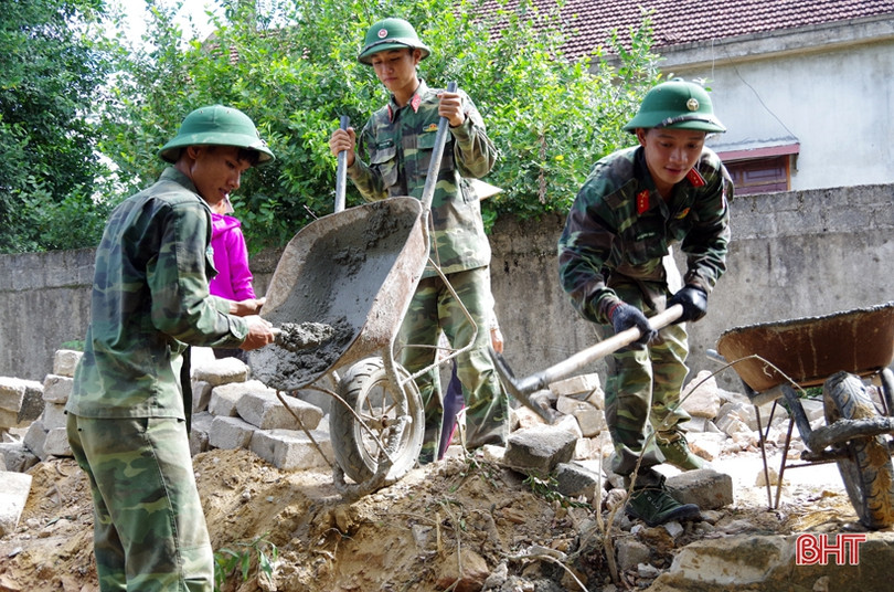 60 chiến sỹ hành quân dã ngoại giúp dân xây dựng nông thôn mới