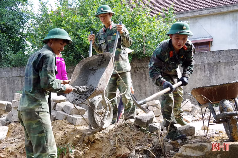 60 chiến sỹ hành quân dã ngoại giúp dân xây dựng nông thôn mới