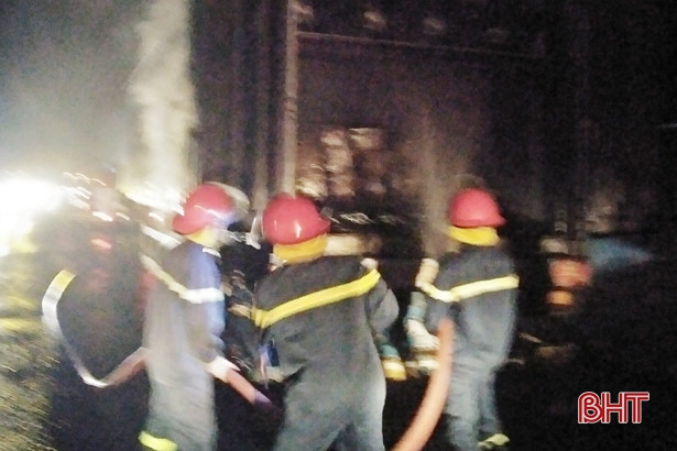 Cháy container, 62 xe máy tay ga được “cứu” trong gang tấc