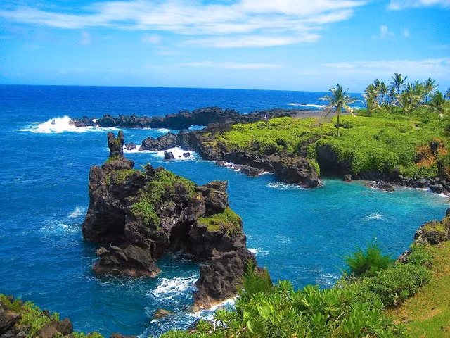 Lạc lối trong 8 hang động biển đẹp nhất thế giới