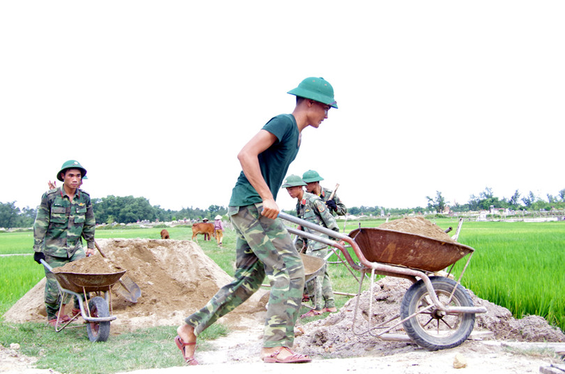 60 chiến sỹ hành quân dã ngoại giúp dân xây dựng nông thôn mới