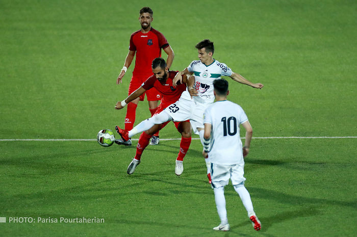 Nữ phóng viên thể thao Iran gây chú ý khi leo mái nhà tác nghiệp