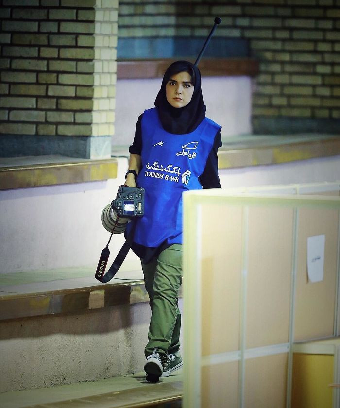 Nữ phóng viên thể thao Iran gây chú ý khi leo mái nhà tác nghiệp