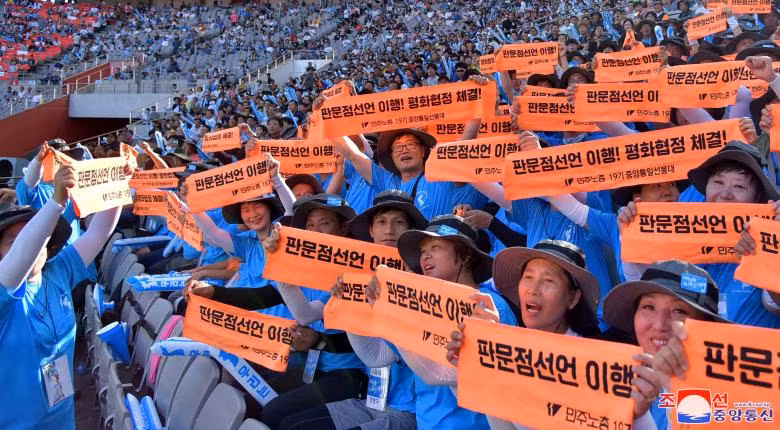 Công nhân Triều Tiên sang Hàn Quốc thi đấu giao hữu bóng đá