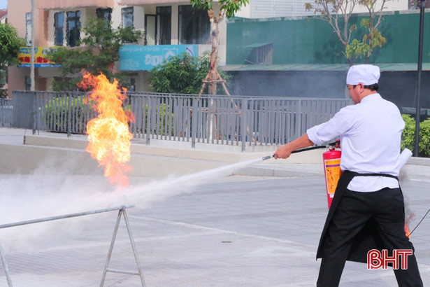 Trang bị kỹ năng phòng cháy chữa cháy cho 120 CBNV Vinpearl Hà Tĩnh