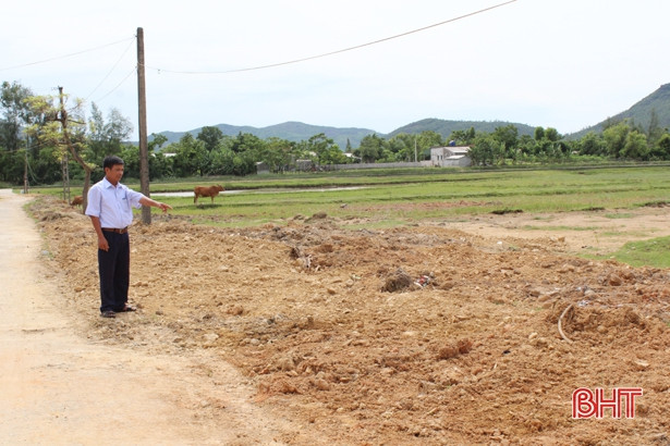 Cẩm Lộc giải tỏa hơn 2.000m<sup>2</sup> đất dân lấn chiếm dọc sông Quèn