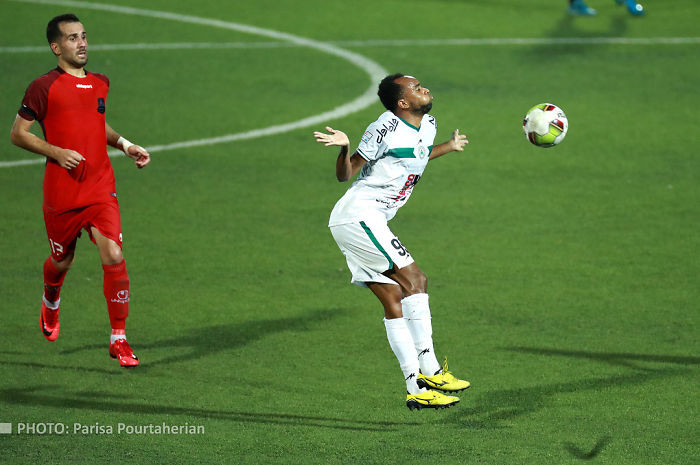 Nữ phóng viên thể thao Iran gây chú ý khi leo mái nhà tác nghiệp