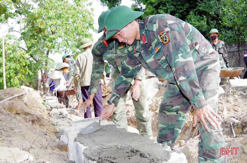 60 chiến sỹ hành quân dã ngoại giúp dân xây dựng nông thôn mới