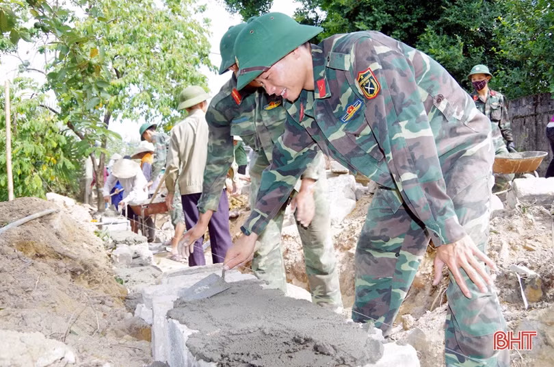 60 chiến sỹ hành quân dã ngoại giúp dân xây dựng nông thôn mới