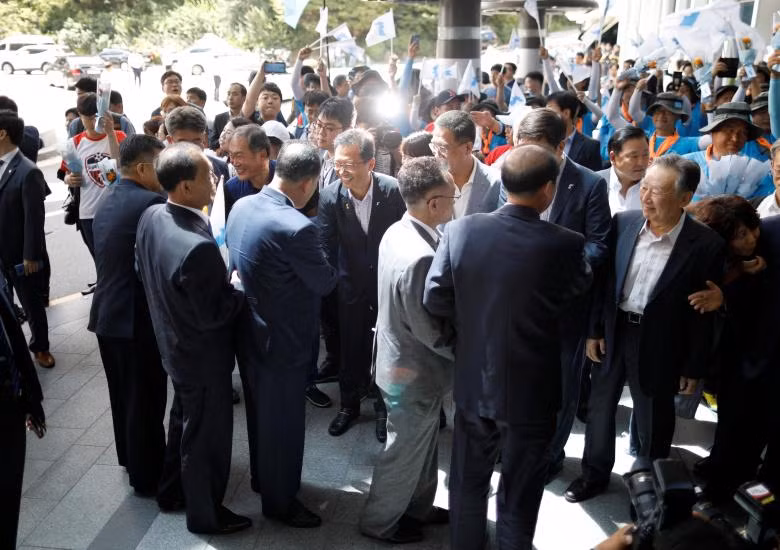 Công nhân Triều Tiên sang Hàn Quốc thi đấu giao hữu bóng đá