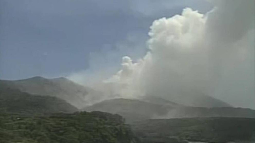 Nhật Bản nâng mức cảnh báo núi lửa, chuẩn bị sơ tán người dân