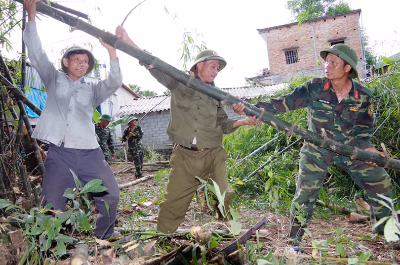60 chiến sỹ hành quân dã ngoại giúp dân xây dựng nông thôn mới