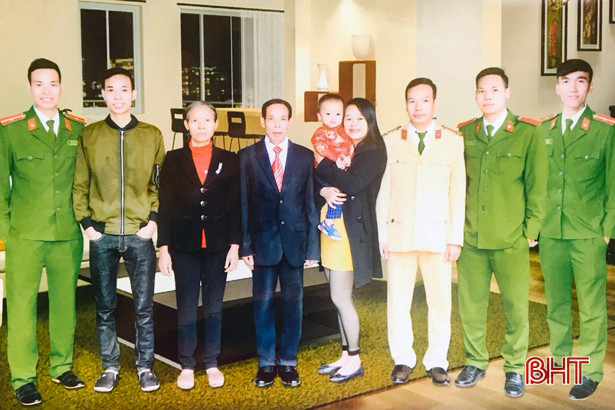 Gia đình nông dân nghèo có 5 con cùng theo các ngành vũ trang