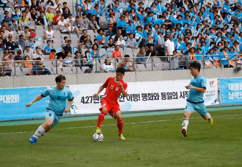 Công nhân Triều Tiên sang Hàn Quốc thi đấu giao hữu bóng đá