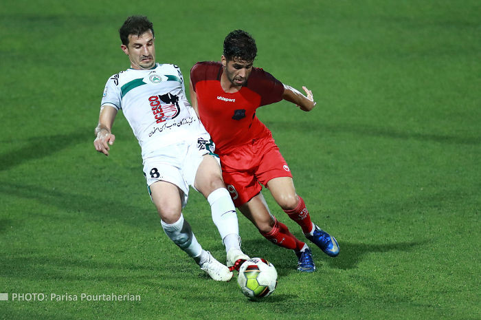 Nữ phóng viên thể thao Iran gây chú ý khi leo mái nhà tác nghiệp