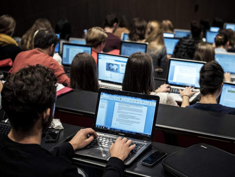 Khoa học phát hiện lý do ánh sáng xanh từ màn hình có thể dẫn đến mù lòa