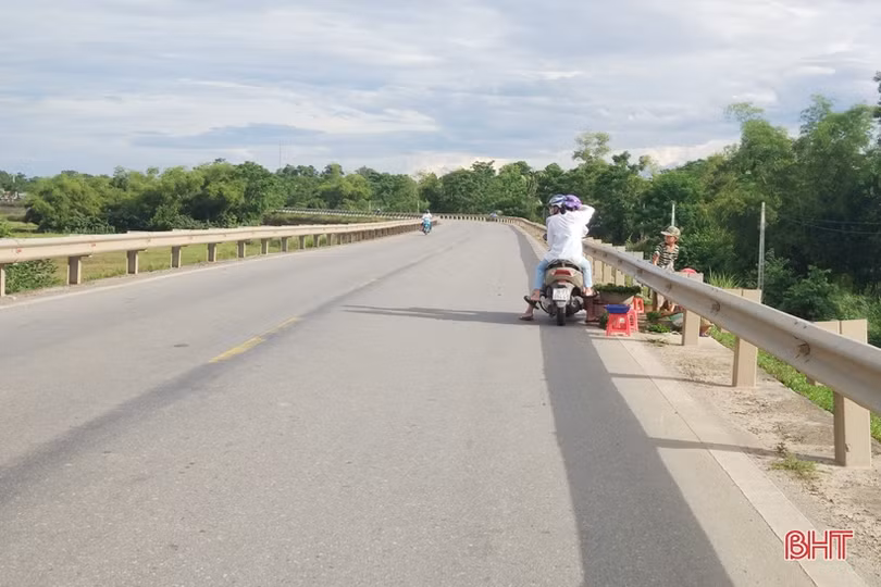 Mưu sinh bên lề đường: Giận mà thương!