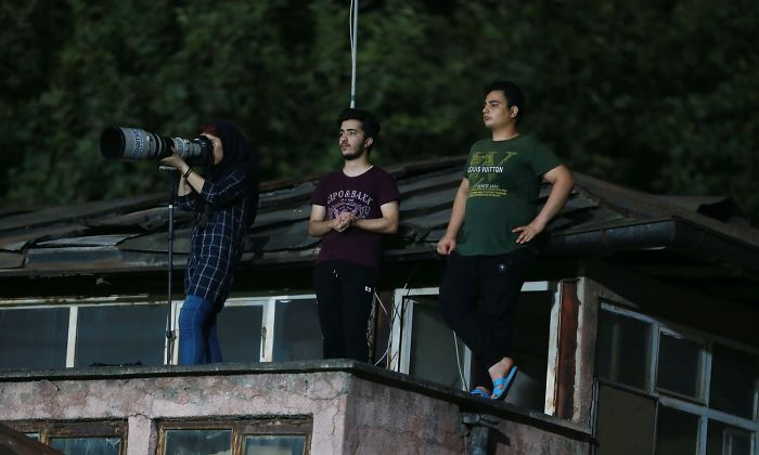 Nữ phóng viên thể thao Iran gây chú ý khi leo mái nhà tác nghiệp