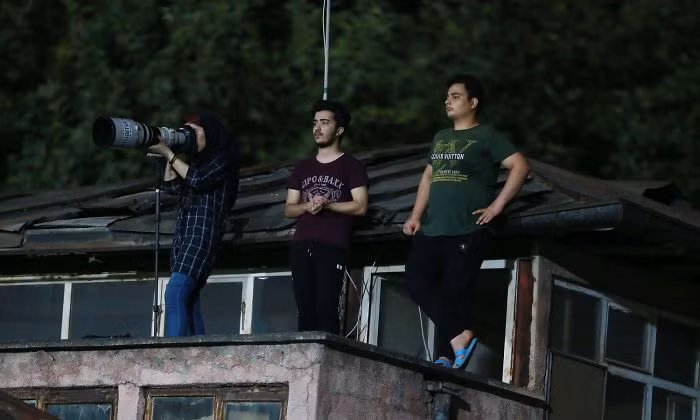 Nữ phóng viên thể thao Iran gây chú ý khi leo mái nhà tác nghiệp