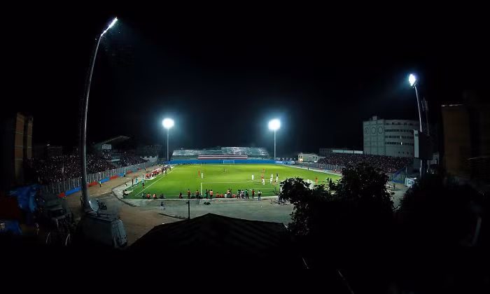 Nữ phóng viên thể thao Iran gây chú ý khi leo mái nhà tác nghiệp