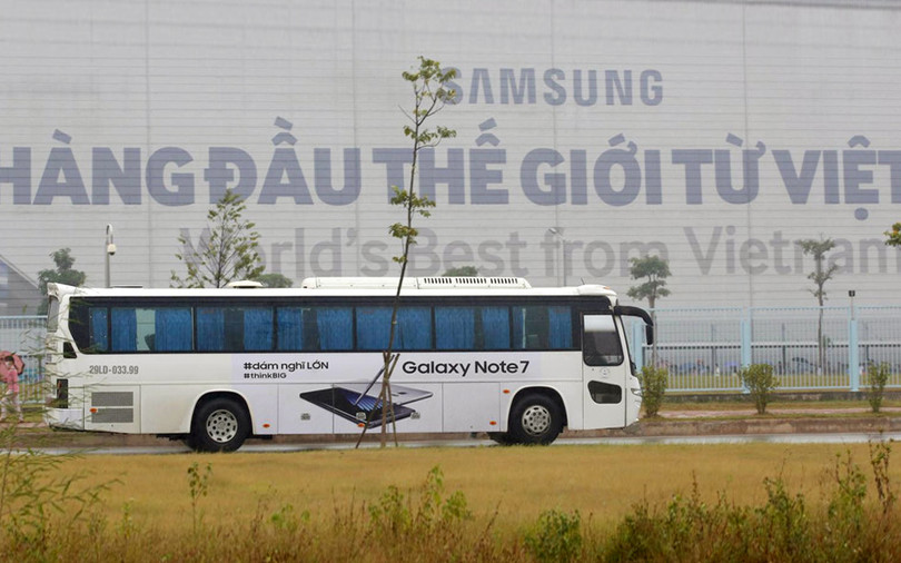 Xe buýt đưa công nhân đến làm việc tại nhà máy Samsung Thái Nguyên, với việc giá lao động Trung Quốc tăng cao, nhiều tập đoàn đã chuyển dây chuyền sản xuất từ Trung Quốc sang Việt Nam trong vài năm trở lại đây, cuộc chiến thương mại Mỹ - Trung càng làm gia tăng xu hướng này. Ảnh: Reuteus. Các quốc gia thấy cơ hội trong chiến tranh thương mại Mỹ - Trung