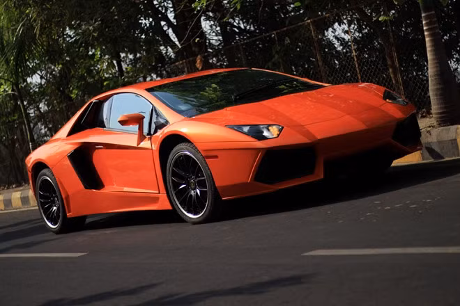 Honda đời cũ phù phép thành Lamborghini Aventador