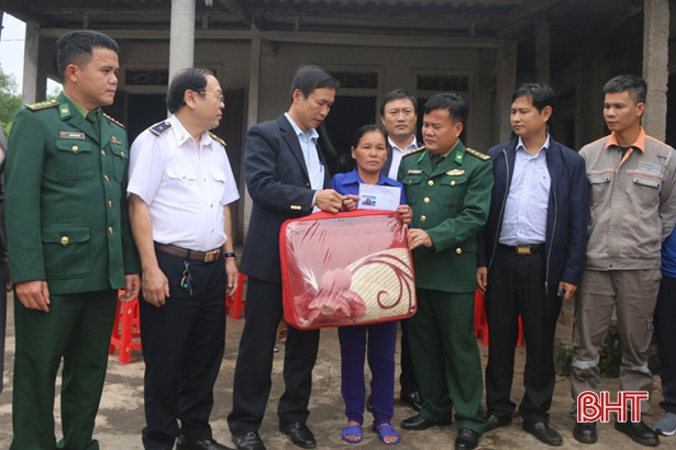 Giúp nam sinh mồ côi có việc làm sau khi tốt nghiệp THPT