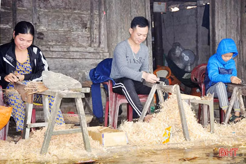 Làng làm đũa Phúc Trạch thâu đêm chuẩn bị hàng tết